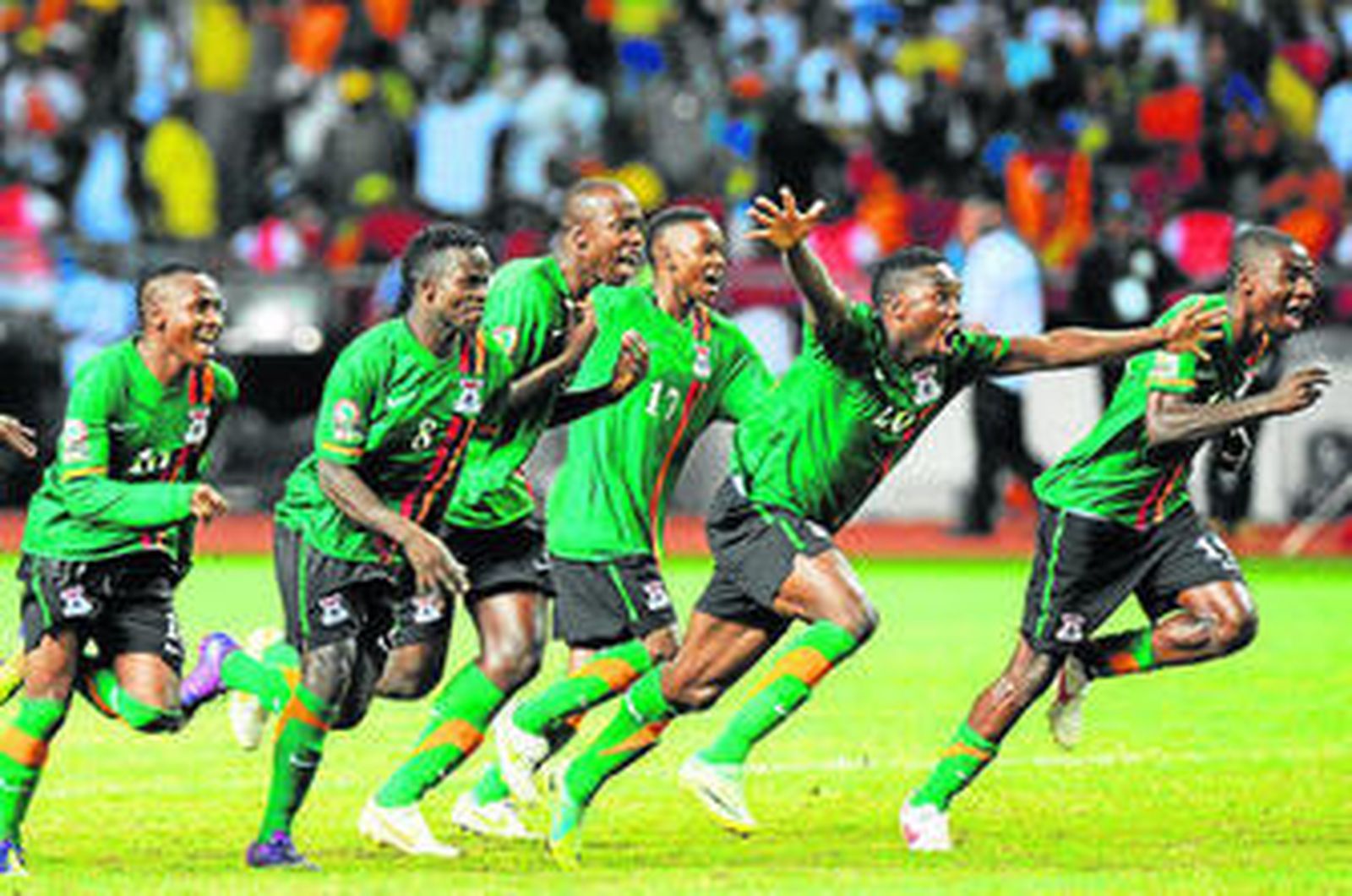 Los jugadores de Zambia corren alborozados tras el último penalti de la final.