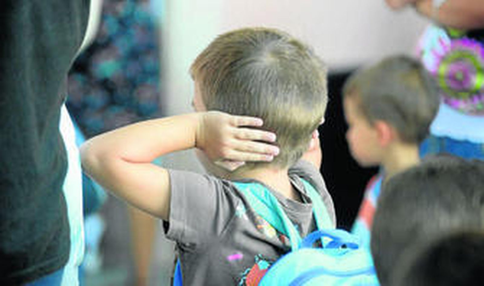 Un alumno del Carlos III se tapa los oídos como consecuencia del ruido del timbre de entrada al centro.