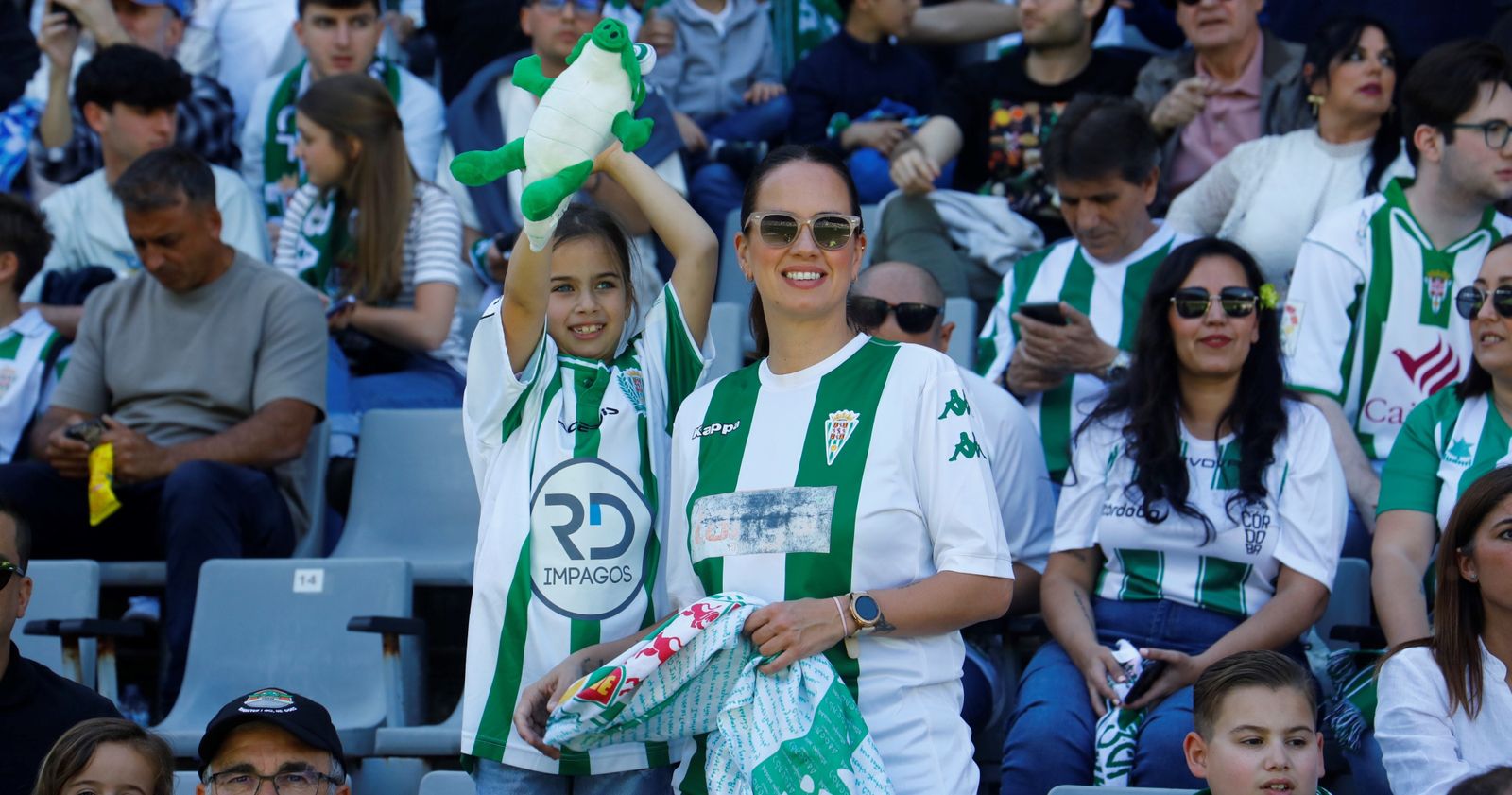 Dos aficionadas del Córdoba CF en las gradas de El Arcángel.