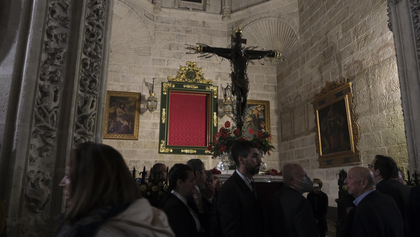 Procesión del Vía Crucis-Cristo de la Escucha en Almería, en imágenes