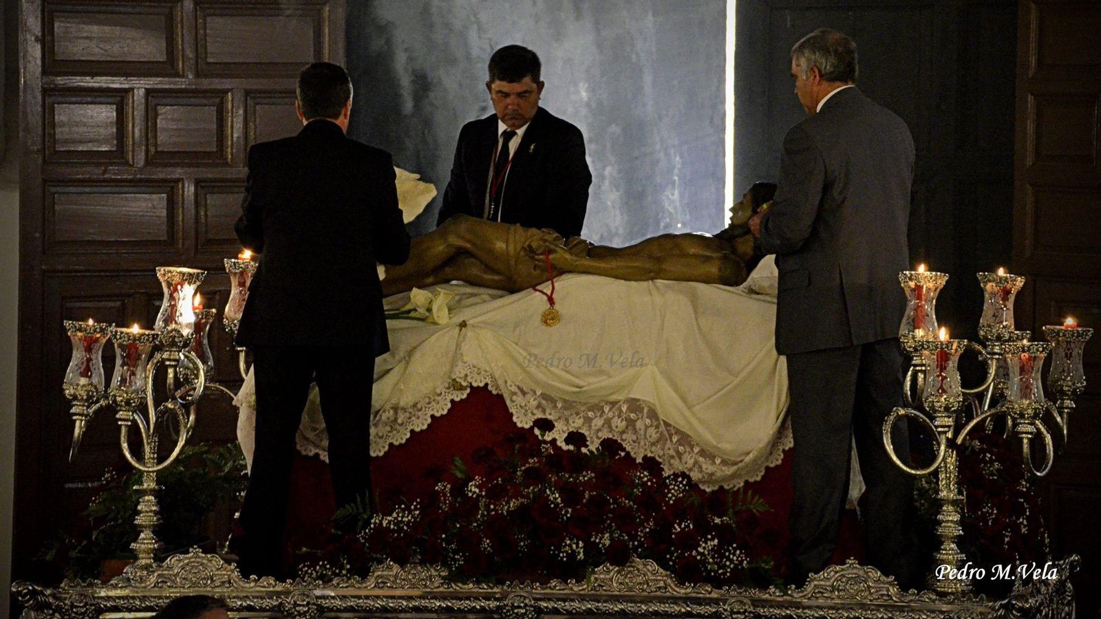 Preparación del paso del Cristo Yacente de cara al Viernes Santo. Preparación del paso del Cristo Yacente de cara al Viernes Santo.