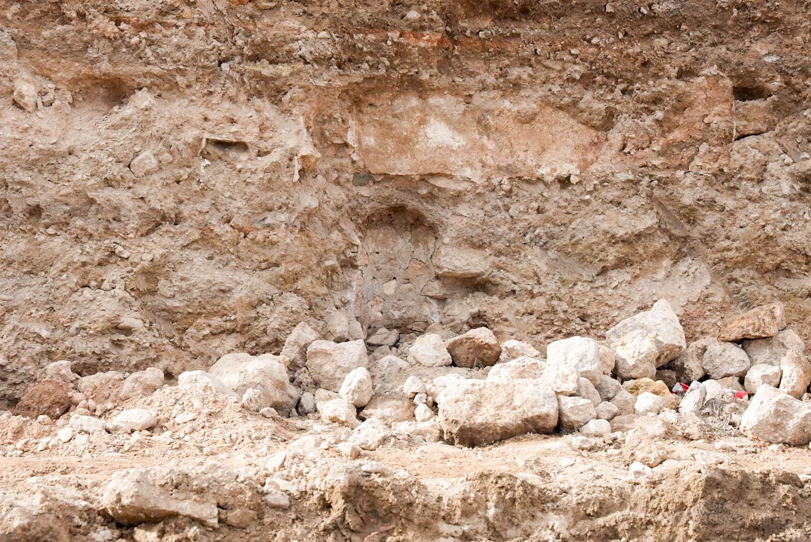 Aparición de restos arqueológicos en las obras de la carretera de El Chuche