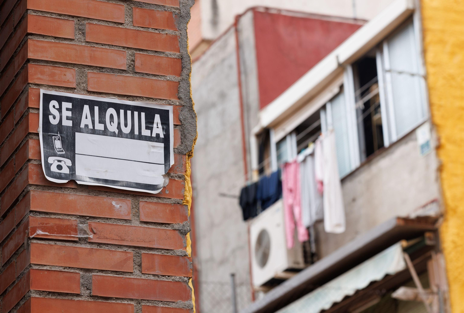 Un cartel de 'se alquila'. Un cartel de 'se alquila'.