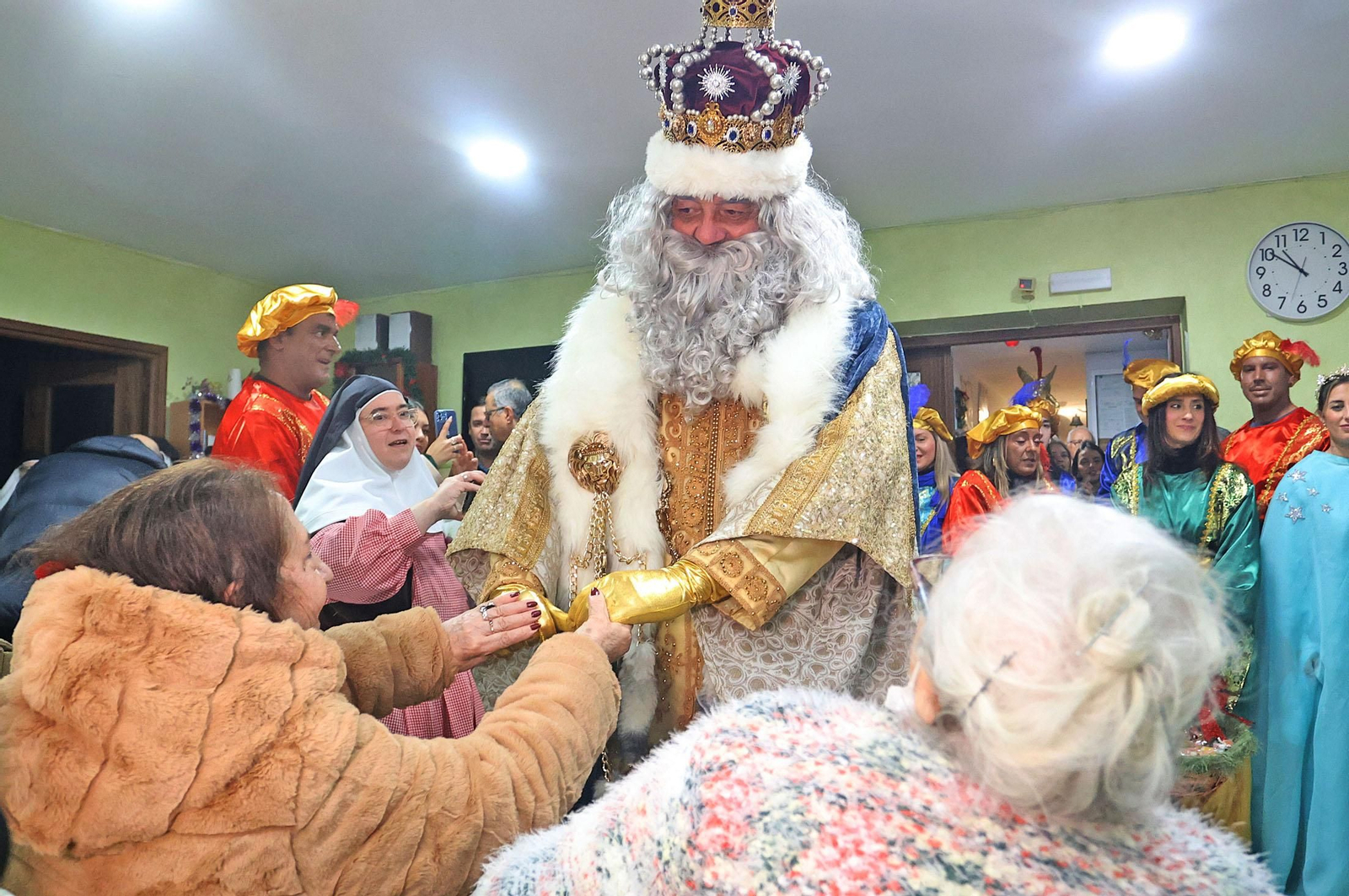 Reyes Magos de Huelva 2025: Imágenes de la visita a la Residencia Nuestra Señora de los Dolores de Hermanas de la Cruz