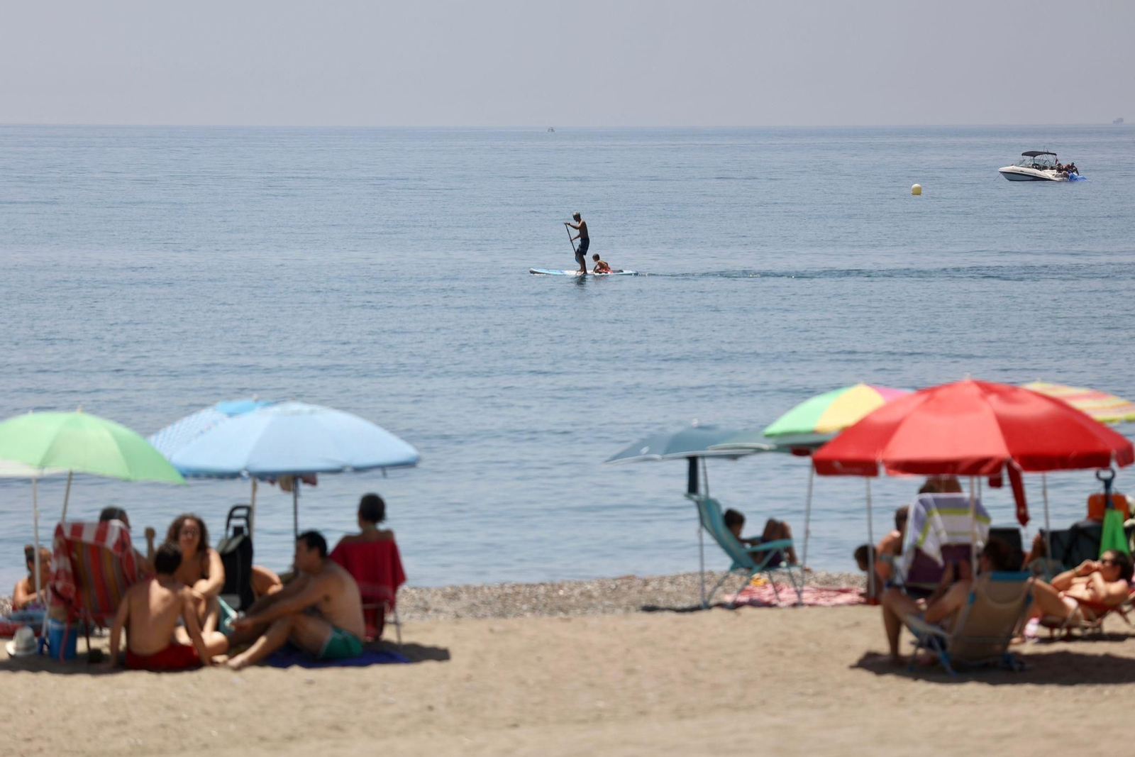 Dos bañistas en una playa de Málaga capital