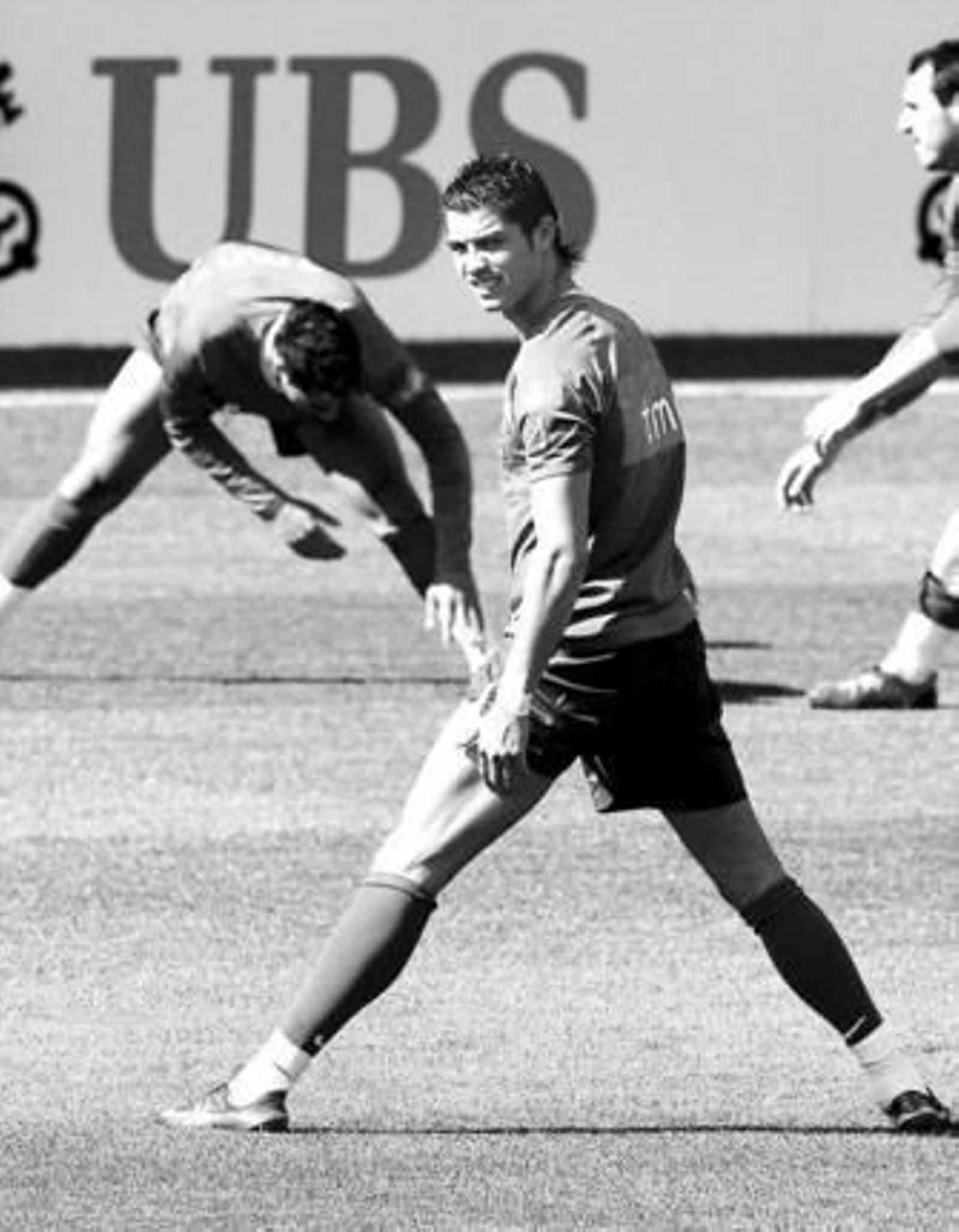 Cristiano Ronaldo, durante el entrenamiento realizado ayer por su selección en Neuchatel.