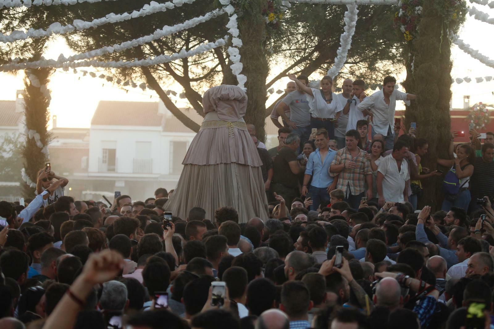 La Blanca Paloma, ya resguardada, comienza su camino hacia Almonte.