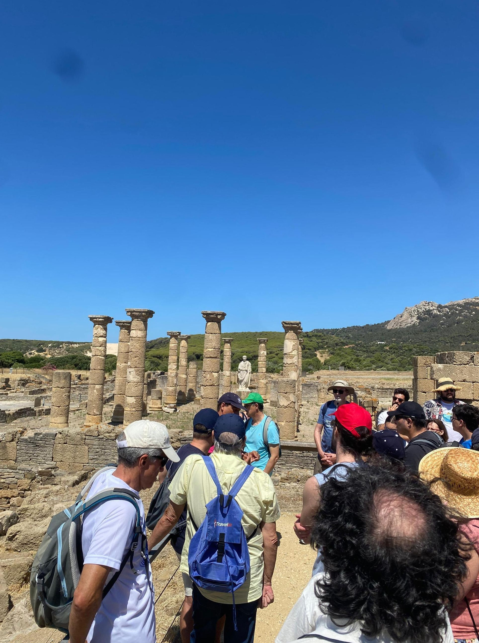 Un grupo de visitantes en Baelo Claudia.