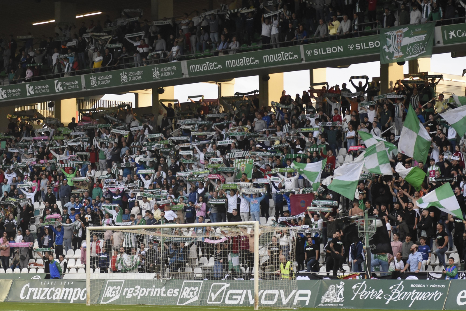 Aficionados cordobesistas animan durante un partido en El Arcángel.
