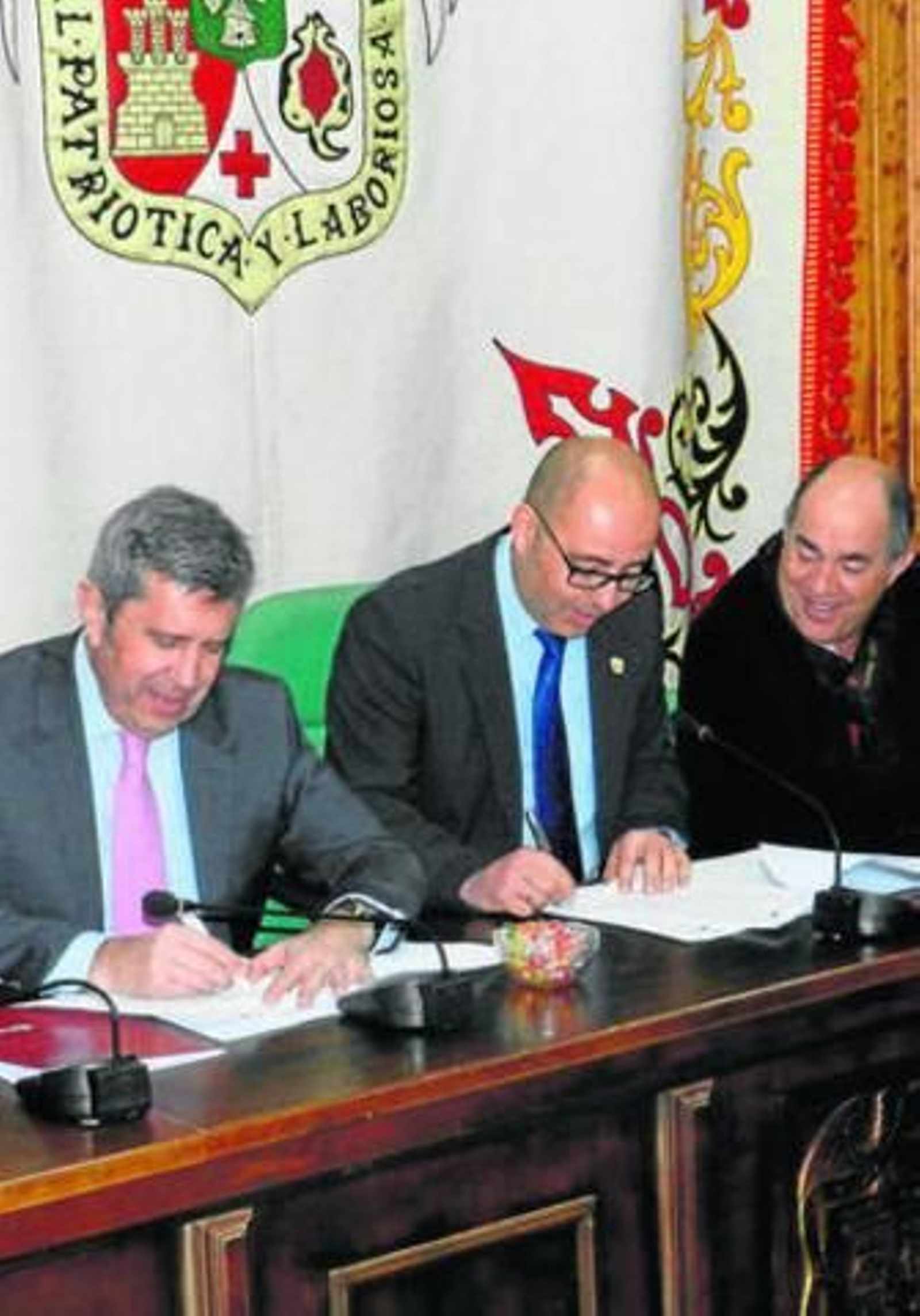 La firma tuvo lugar ayer en el Ayuntamiento.