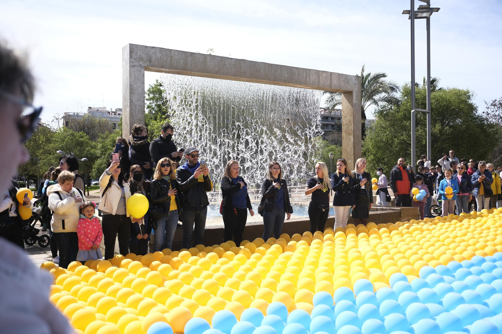 Así ha sido el acto solidario con más de 10.000 globos para formar la bandera de Ucrania en Córdoba