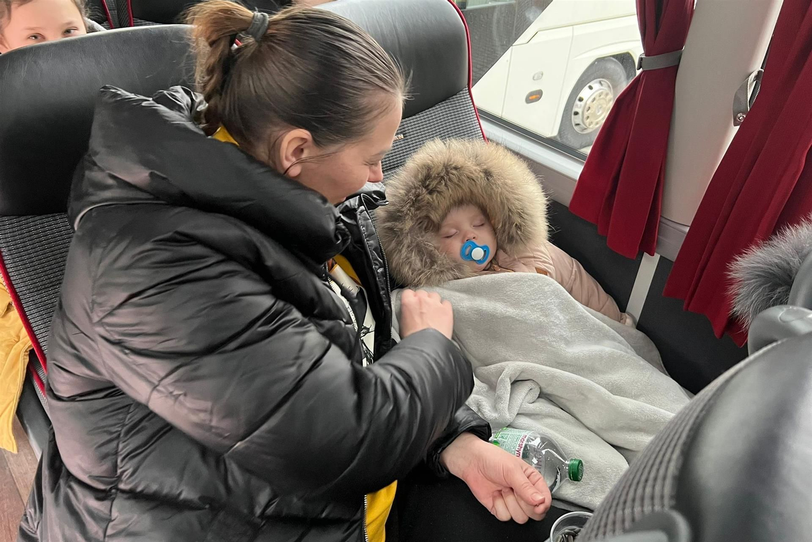 Una madre con su hijo en el autobús.