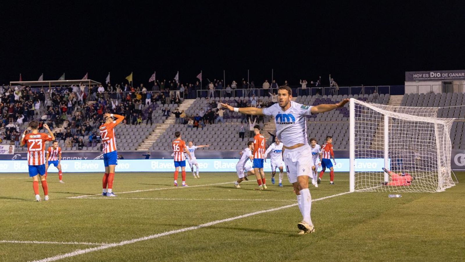 Carlos Fernández celebra el gol de Mauro. 