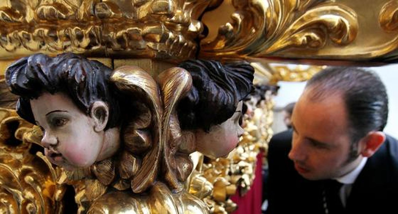 Uno de los contraguías del paso de misterio de La Coronación conversa ayer con los hombres de atrás.

Foto: miguel ángel gonzález