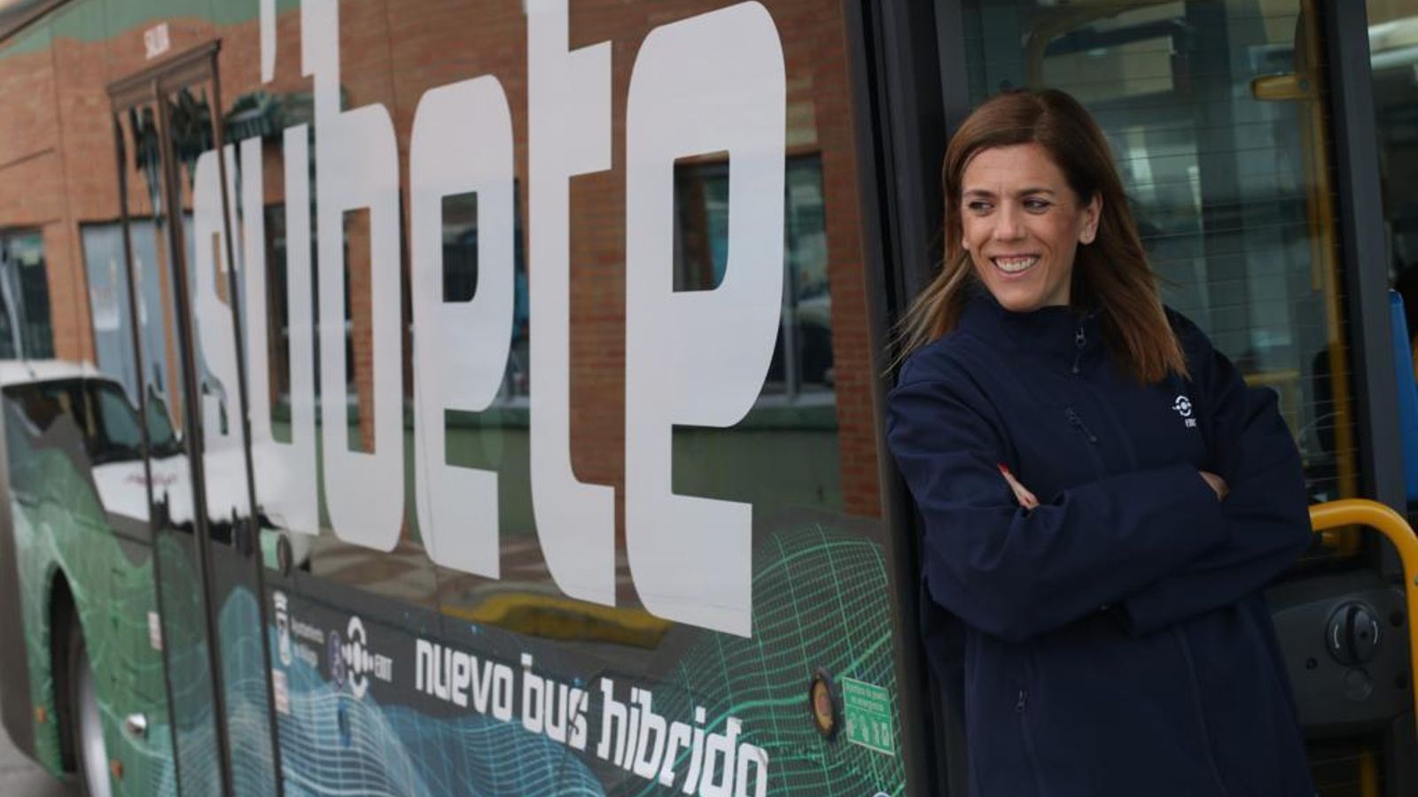 Esther Guerrero en la puerta de un autobús de la EMT.