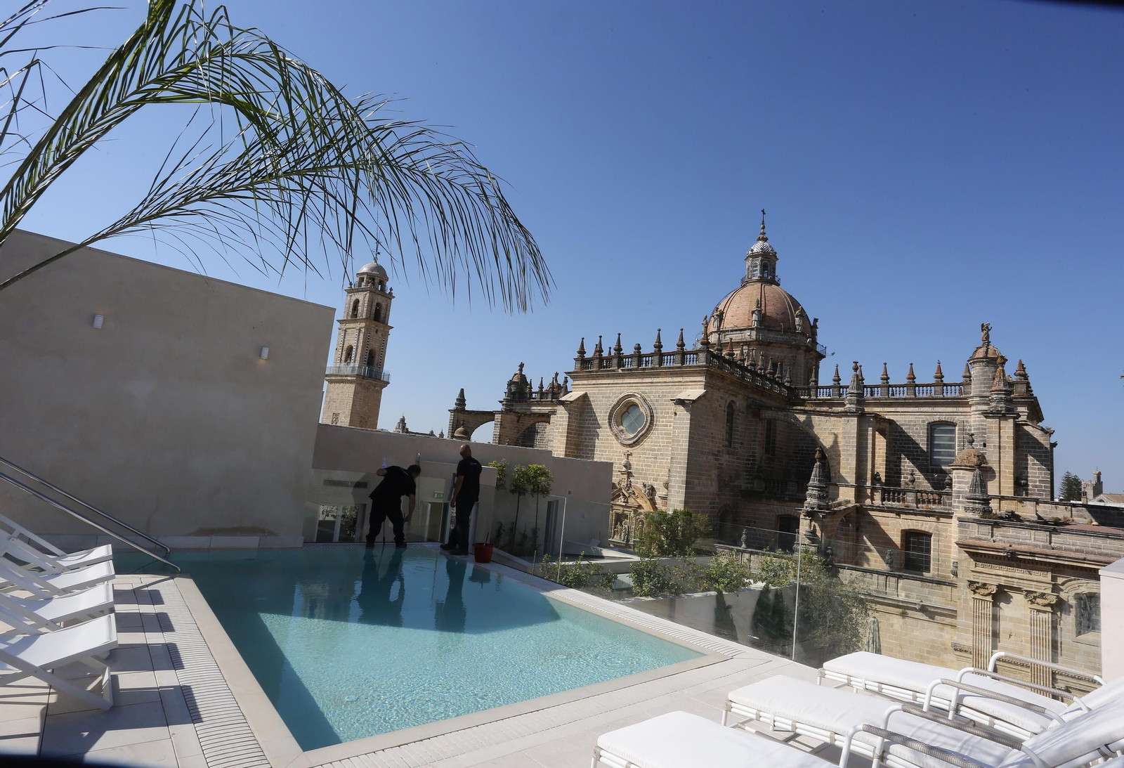 Terraza infinita que se funde con la Catedral en el Hotel Bodega Tío Pepe.