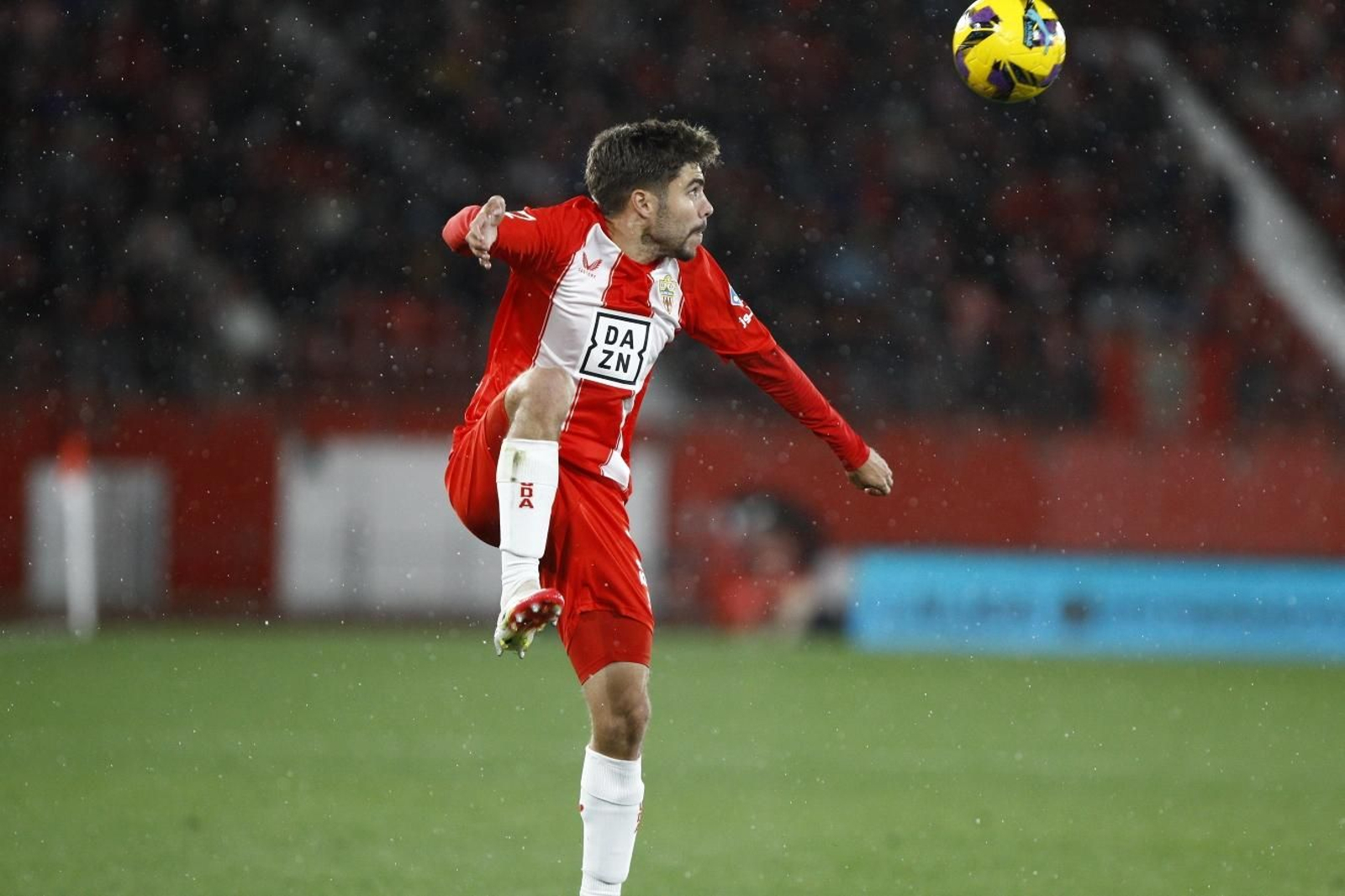 Alejandro Pozo busca controlar el esférico.