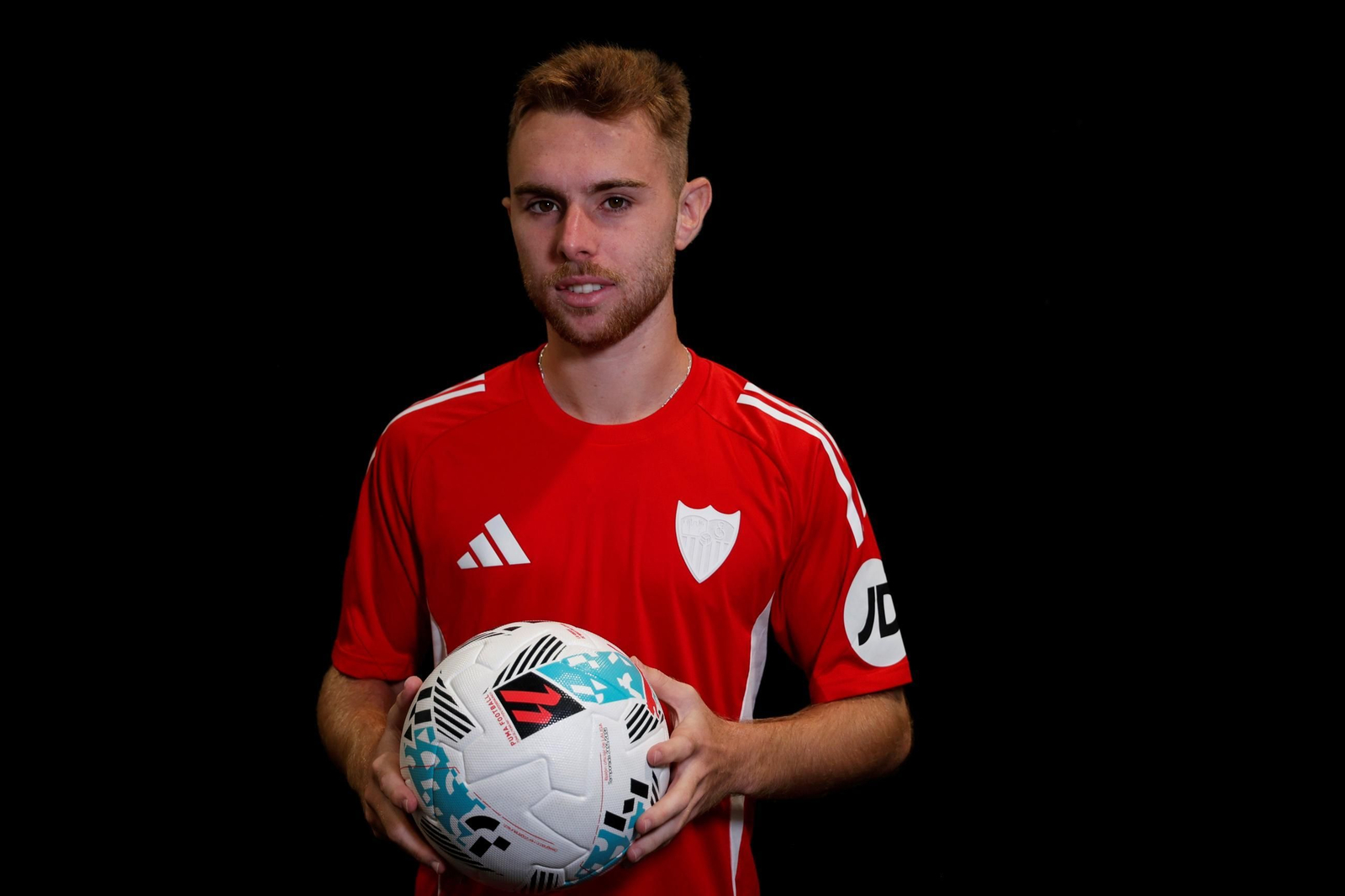 Peque posa con un balón.