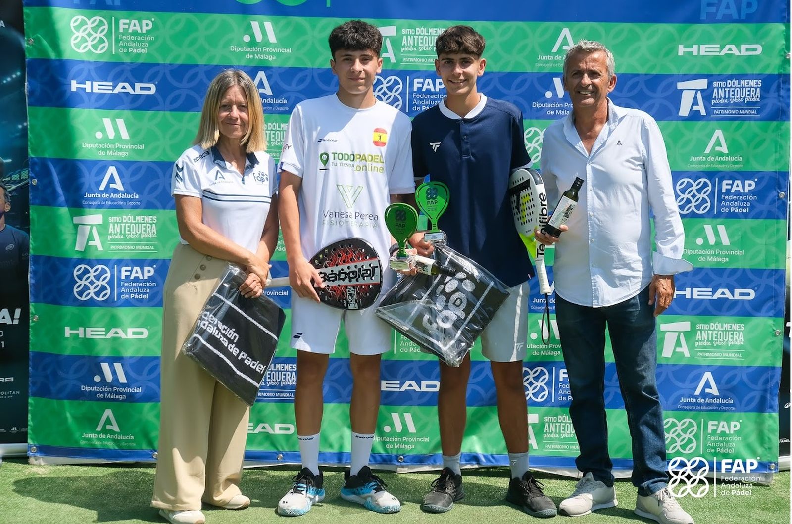 Antonio y Felipe recibieron sus trofeos de manos de los dirigentes de la Andaluza.