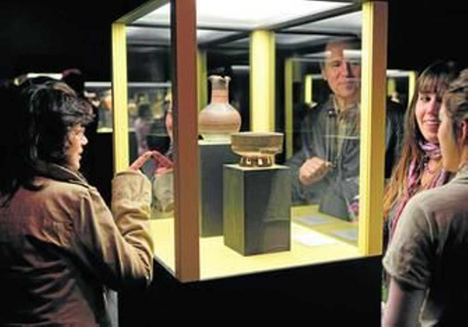 Visitantes en el Museo Provincial de Cádiz, uno de los centros que podría ver muy reducido su horario.