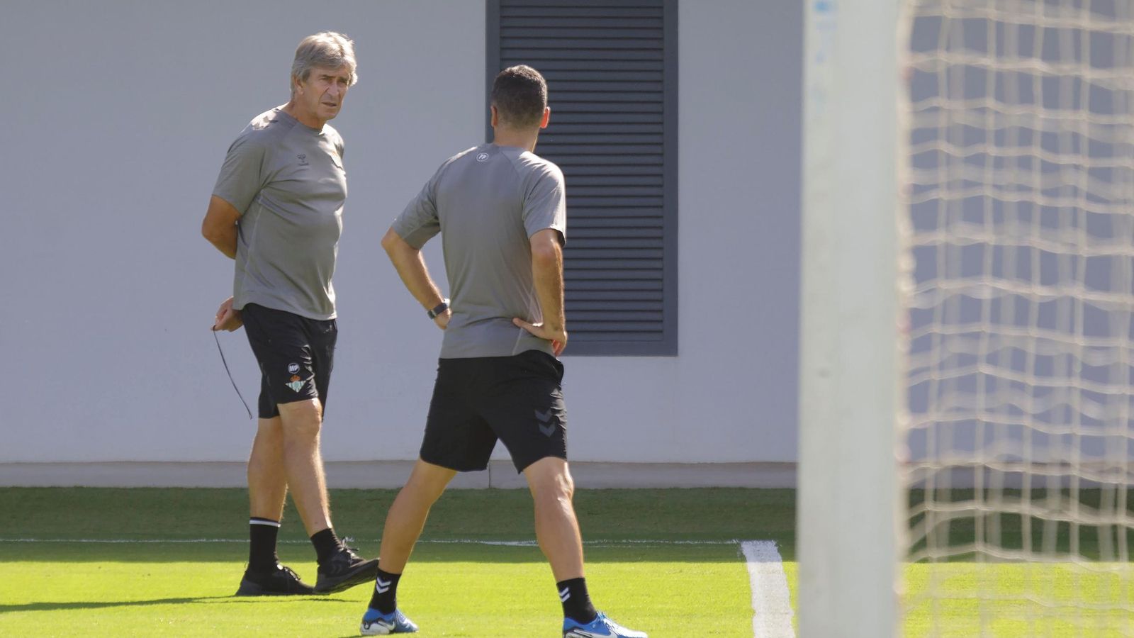 Mauel pellegrini, junto a uno de sus ayudantes en un entrenamiento en la ciudad deportiva.