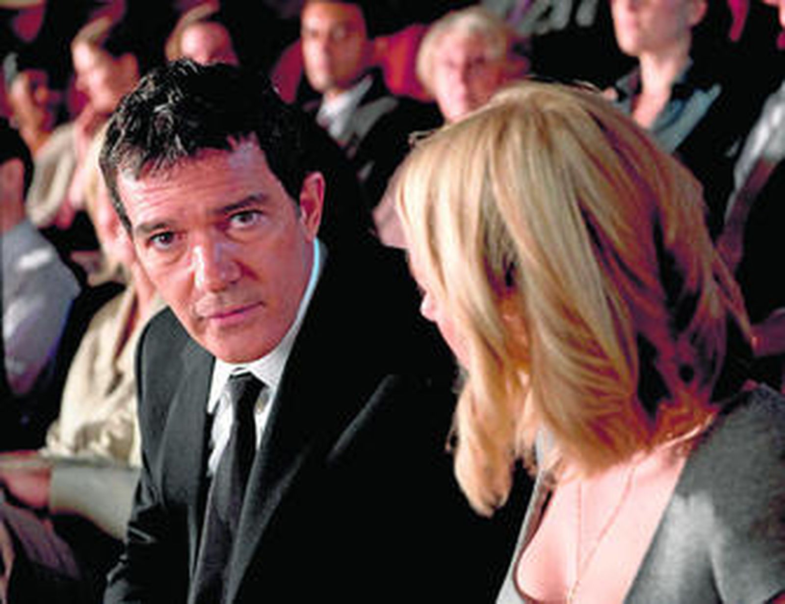 El malagueño Antonio Banderas encarna a un galerista que contrata al personaje de Naomi Watts.