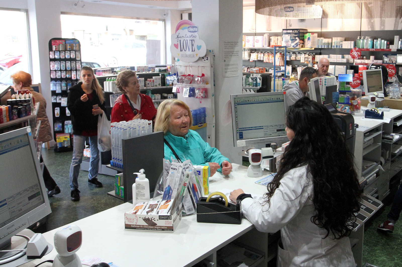 Varias mujeres en la cola de una farmacia en Huelva. Varias mujeres en la cola de una farmacia en Huelva.