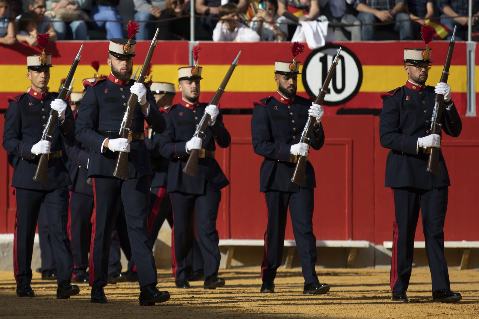 La exhibición del Ejército en la Plaza de Toros de Granada, en imágenes