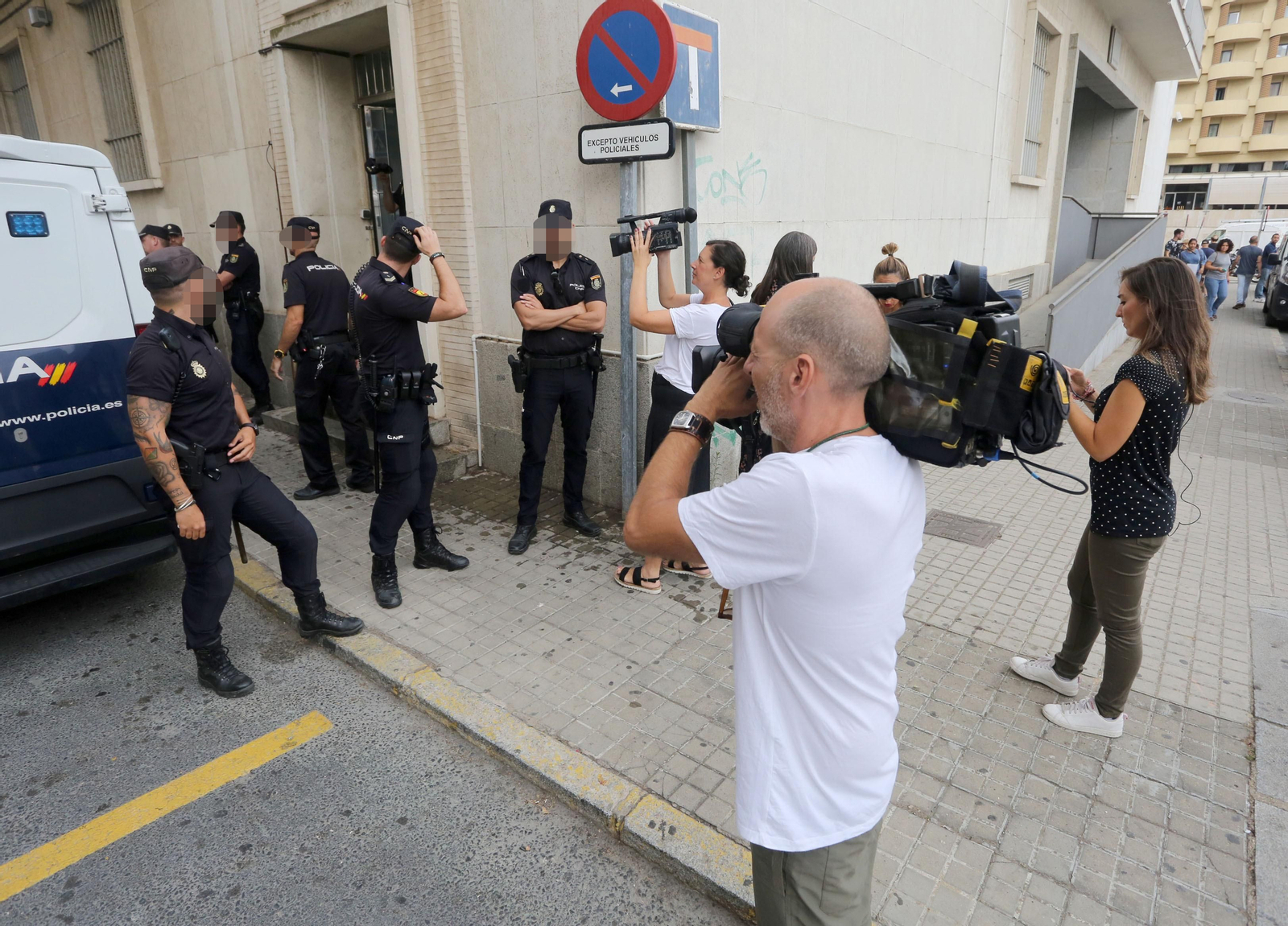 Imágenes del principal acusado del apuñalamiento del policía de Punta Umbría en la Audiencia Provincial
