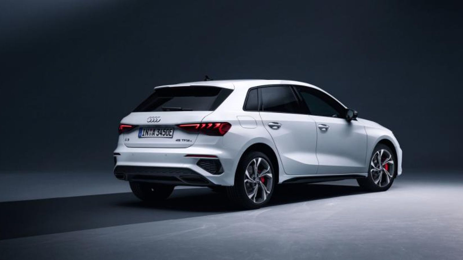 Además de los cambios en la electrónica, el A3 45 TFSIe también incorpora algunas modificaciones estéticas, como la mayor presencia del color negro; y un equipo de frenos más potente.