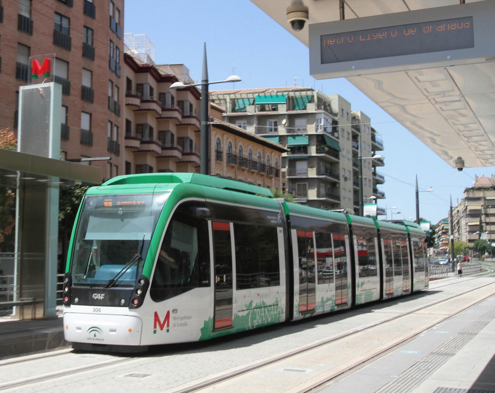 El Metro de Granada continuó ayer con los recorridos en pruebas.