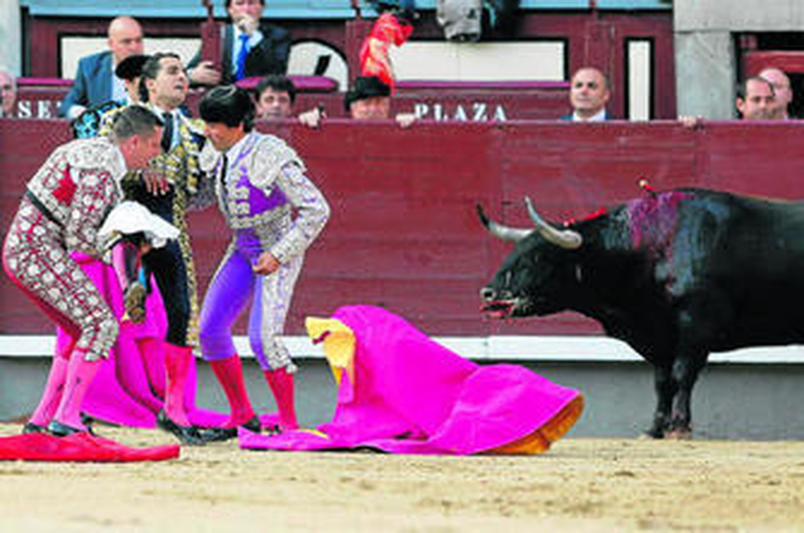 Iván Fandiño, pálido y sangrando abundantemente, es ayudado por su cuadrilla, ante la mirada del toro 'Grosella', que le infirió la cornada.