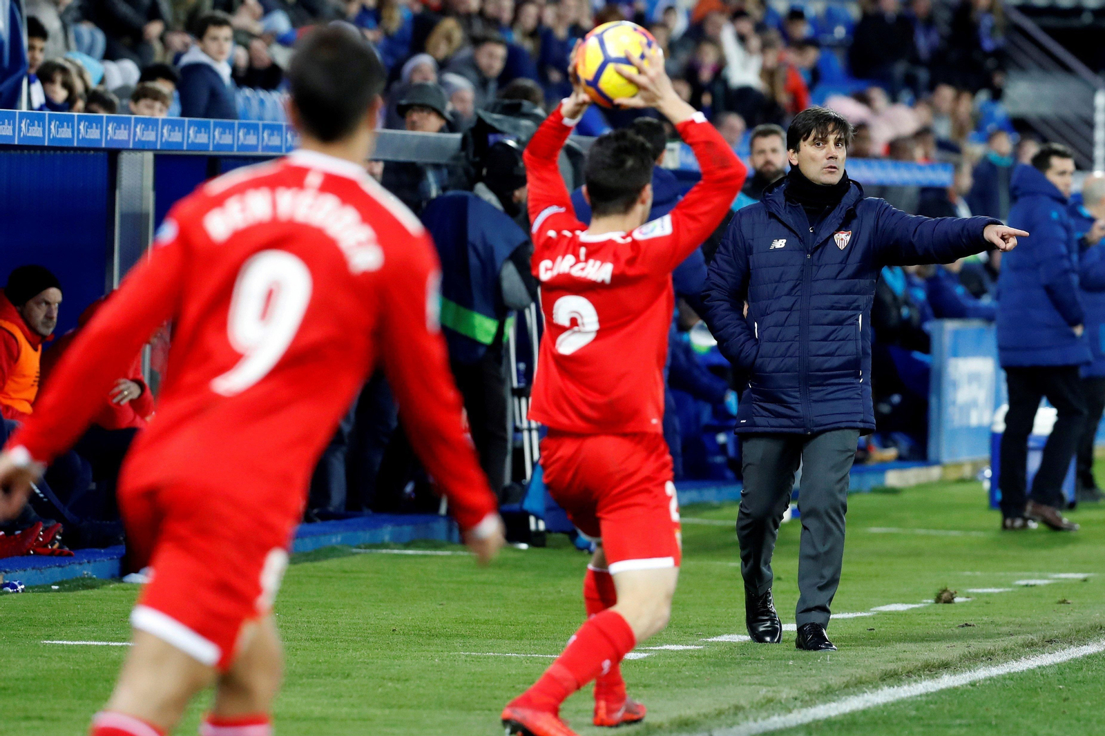Vincenzo Montella realiza indicaciones en el área técnica de Mendizorroza mientras Corchia saca de banda ante Ben Yedder.