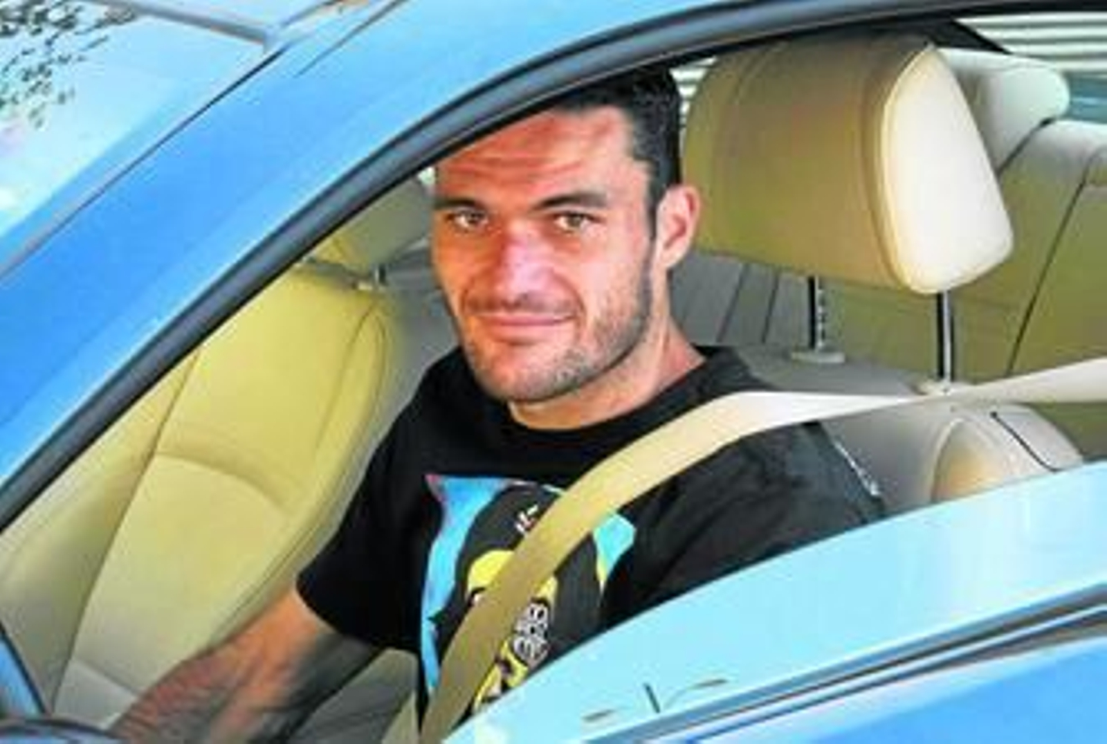 Jorge Molina abandona en su vehículo el aparcamiento de Heliópolis tras el entrenamiento a puerta cerrada de la mañana de ayer, que se repetirá hoy.