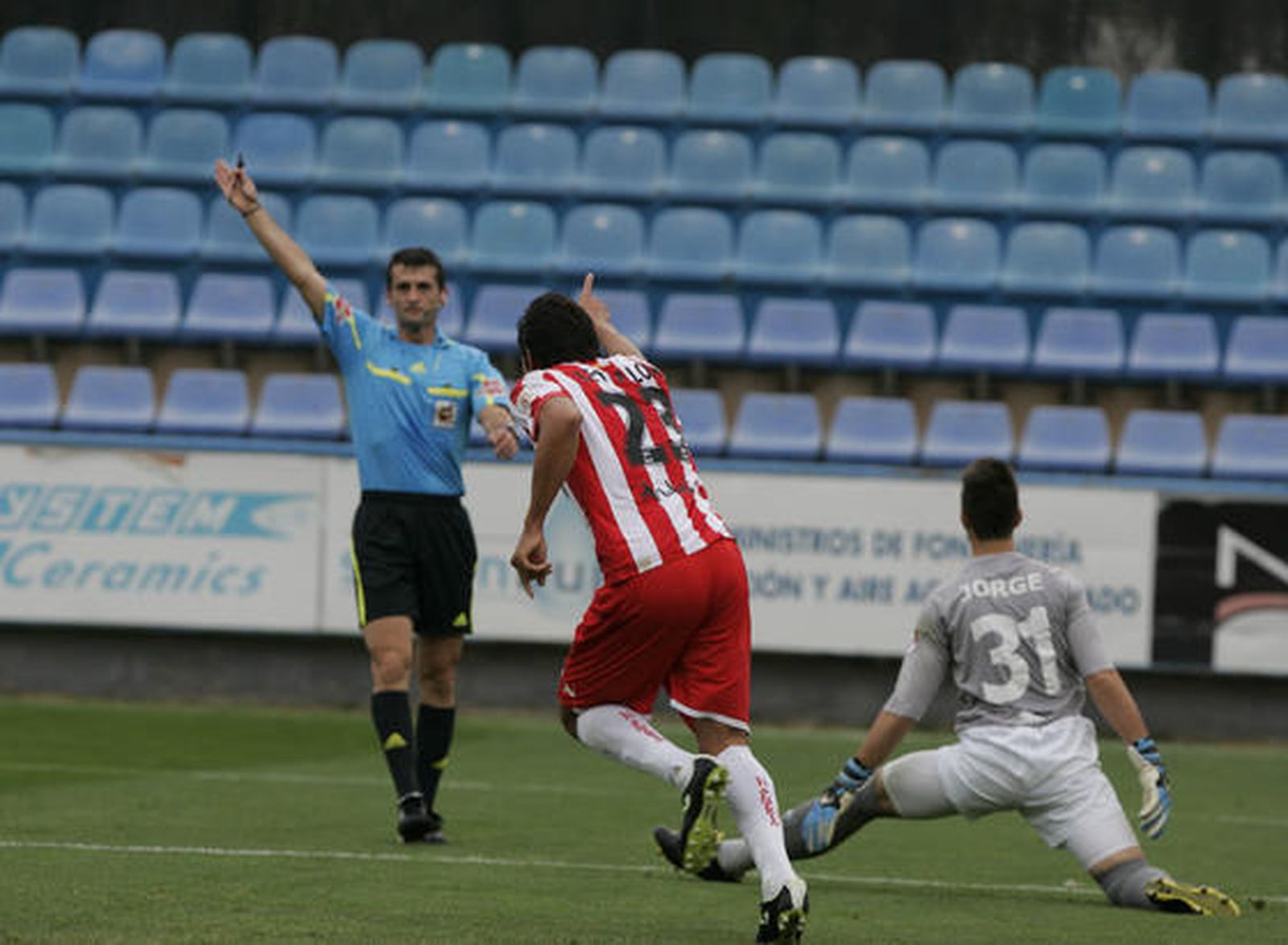 Ulloa festeja el 0-1. / LOF