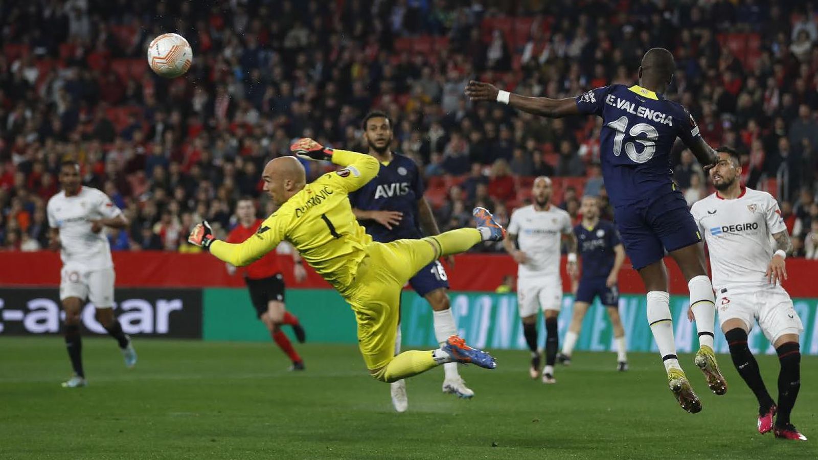 Dmitrovic vuela en una ocasión de los turcos en el área del Sevilla.