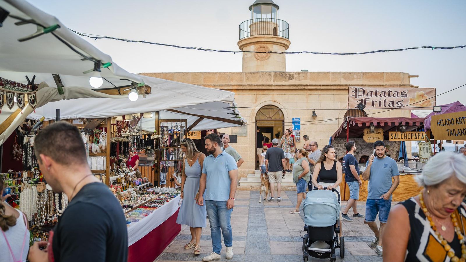 Hay multitud de puestos.