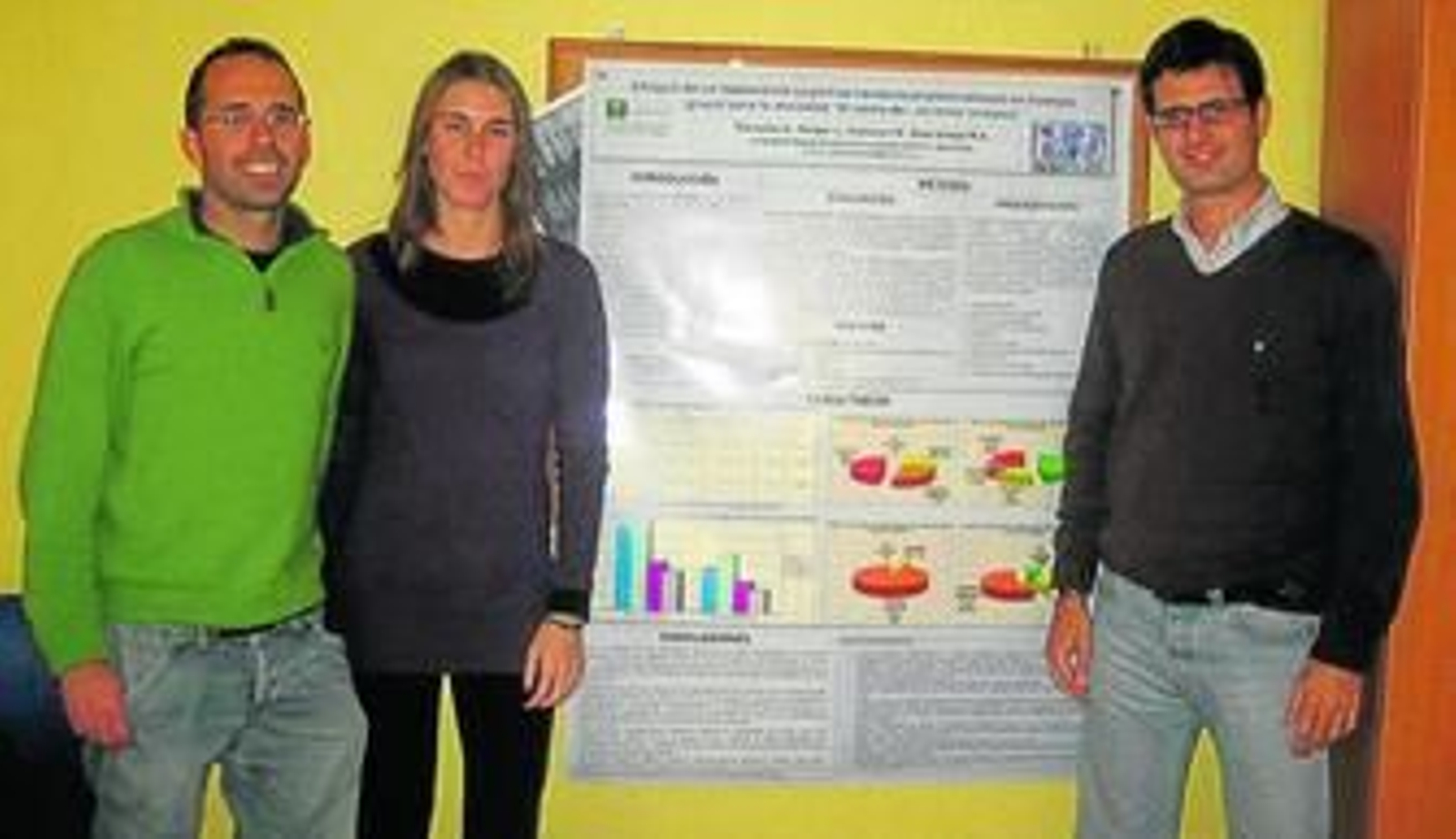 Tres de los profesionales del SAS premiados, junto al trabajo.