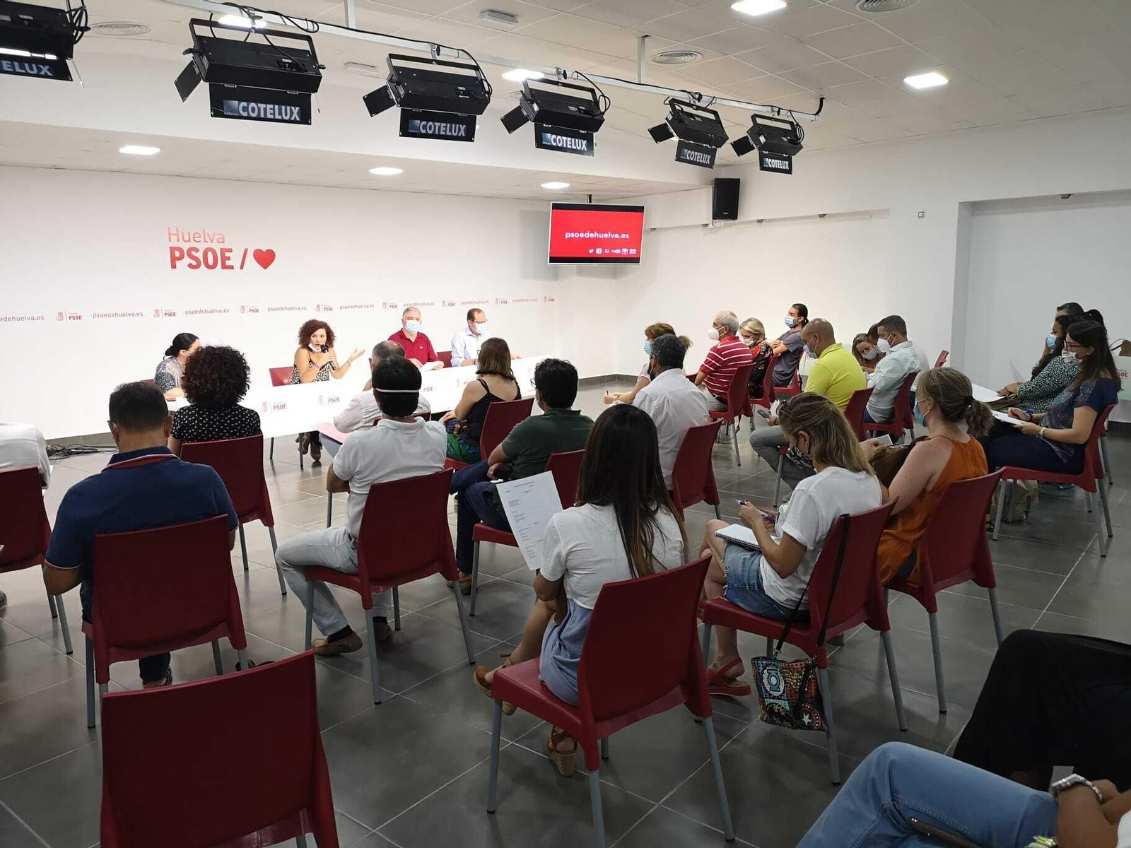 Reunión en la capital onubense con los alcaldes de localidades gobernadas por el PSOE.