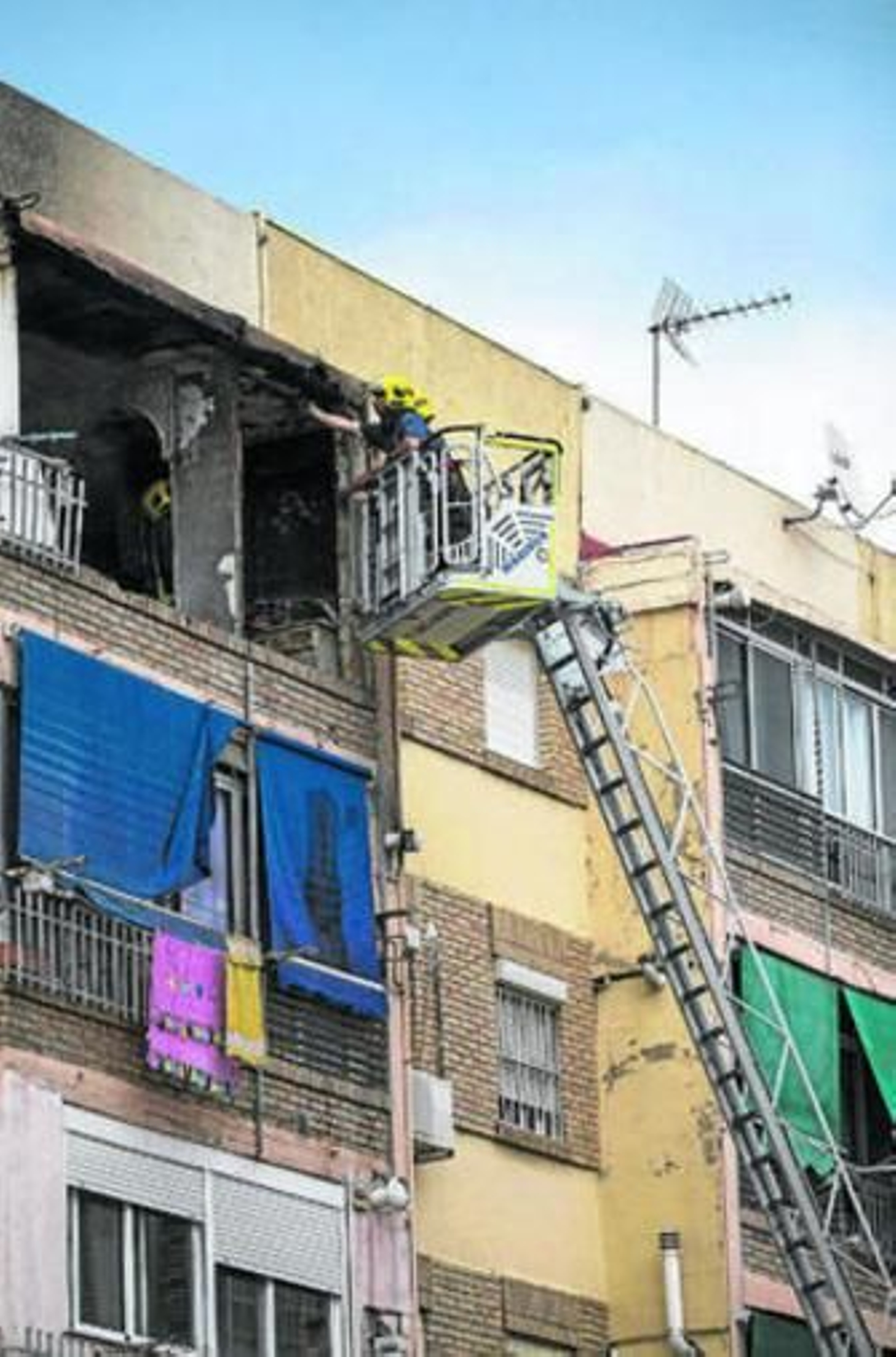 Policías nacionales tapan el traslado del cadáver.