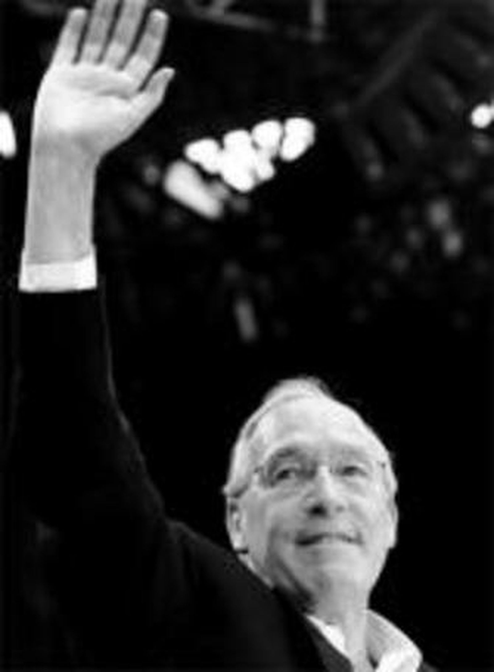 Rajoy, ayer con una botella de vino con el slogan de su partido.