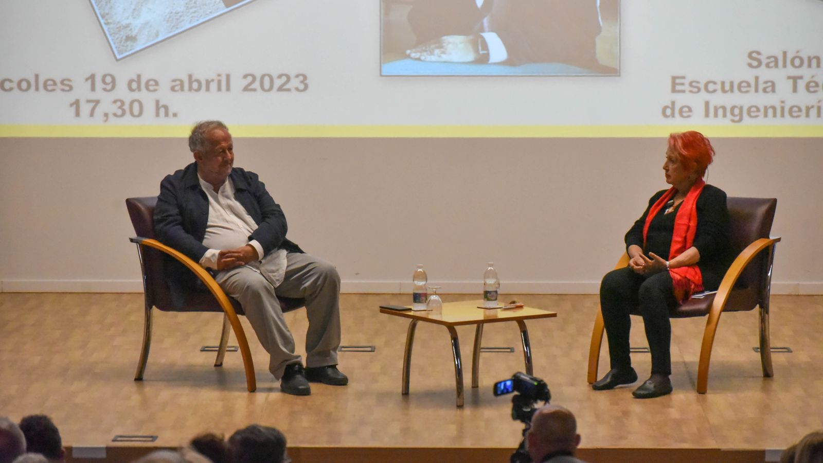 Fotos de la conferencia de Rosa María Calaf con Juan Jose Téllez