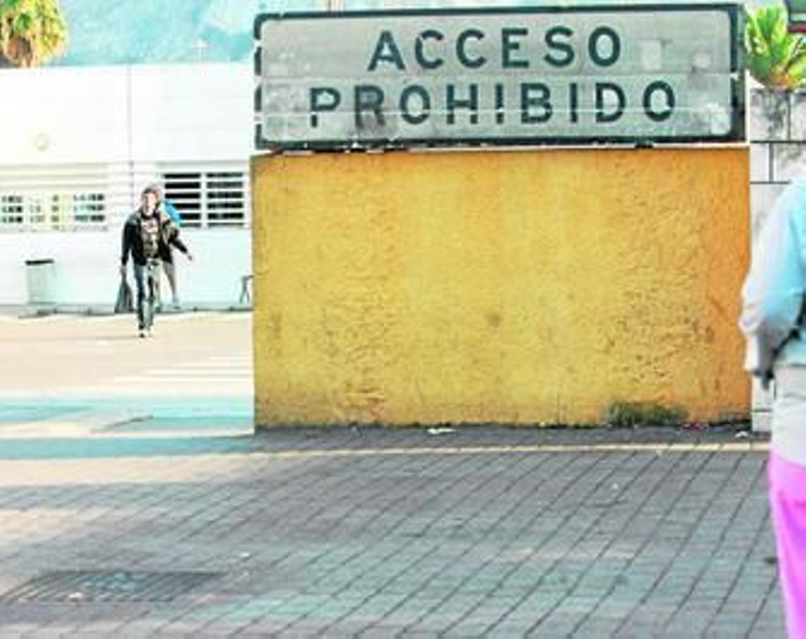 Un hombre sale con 	tabaco de Gibraltar, en una fotografía tomada ayer.