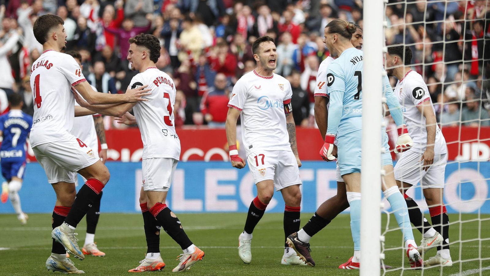 Saúl grita de rabia frente a Nyland después de que éste parase el penalti que provocó aquél.