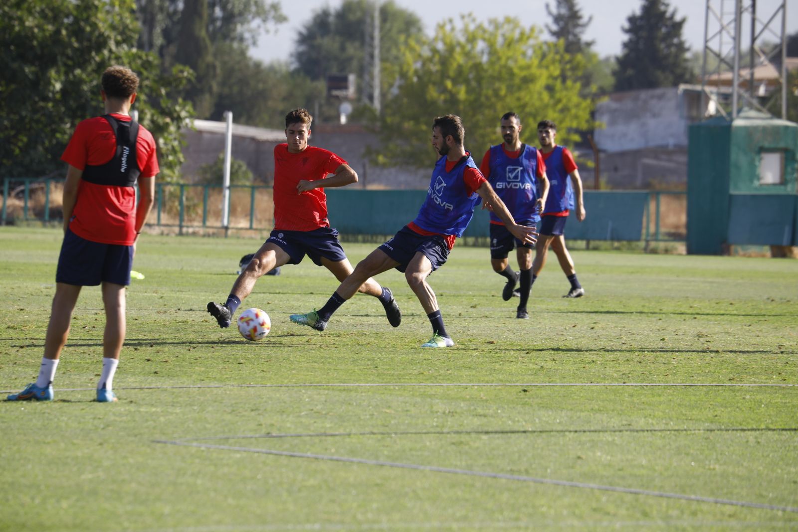 Ramón Bueno pasa un balón ante la presión de Reixach en el entrenamiento del viernes.
