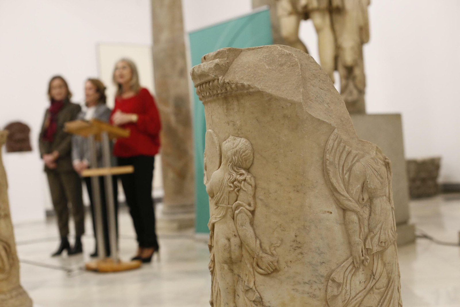 La consejera de Cultura ante algunas piezas emblemáticas del Arqueológico.