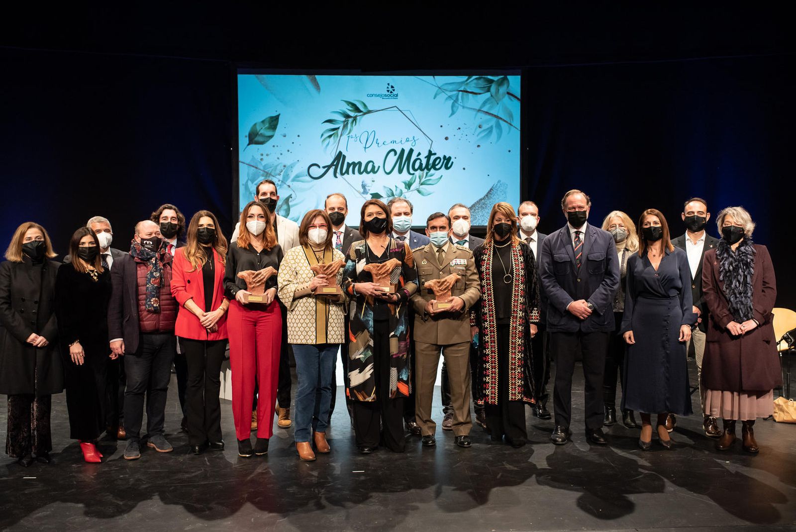 Foto de familia de los galardonados en los I Premios Alma Mater a la Labor Social junto a los miembros del Consejo Social de la Universidad de Huelva.