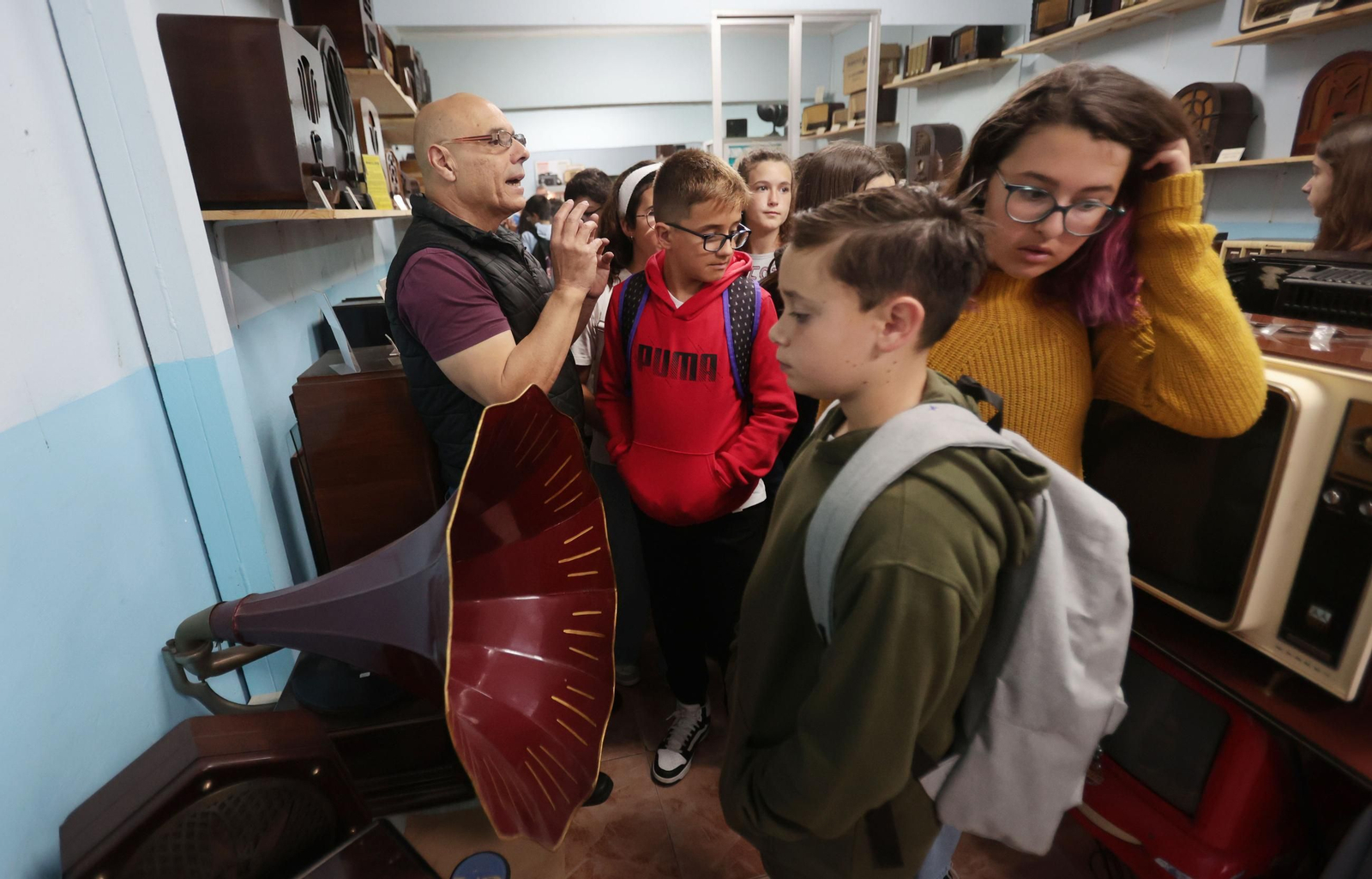 David Perla, explicando a los alumnos el funcionamiento de un gramófono.