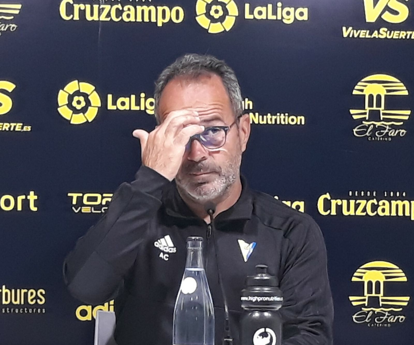 Cervera se lleva la mano a la frente antes de responder a una pregunta.