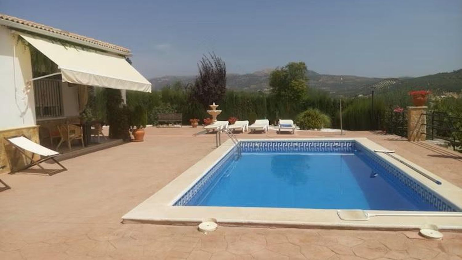 En Alcalá la Real tienes dos piscinas privadas para alquilar por horas. En Alcalá la Real tienes dos piscinas privadas para alquilar por horas.